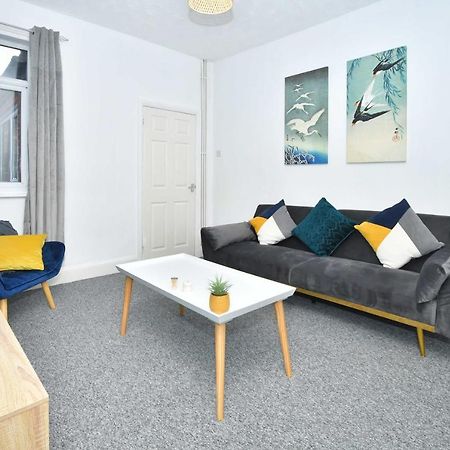 The Yellow Door By Avenew Management Serviced Accommodation Stoke-on-Trent Εξωτερικό φωτογραφία