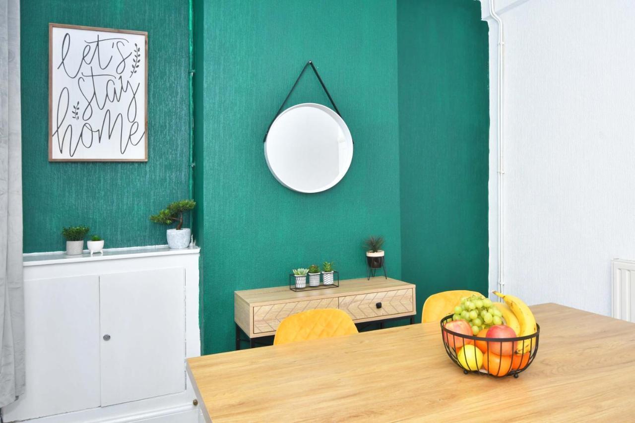 The Yellow Door By Avenew Management Serviced Accommodation Stoke-on-Trent Εξωτερικό φωτογραφία