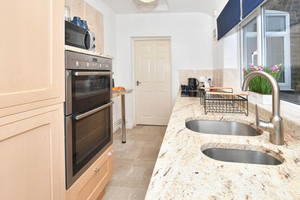 The Yellow Door By Avenew Management Serviced Accommodation Stoke-on-Trent Εξωτερικό φωτογραφία