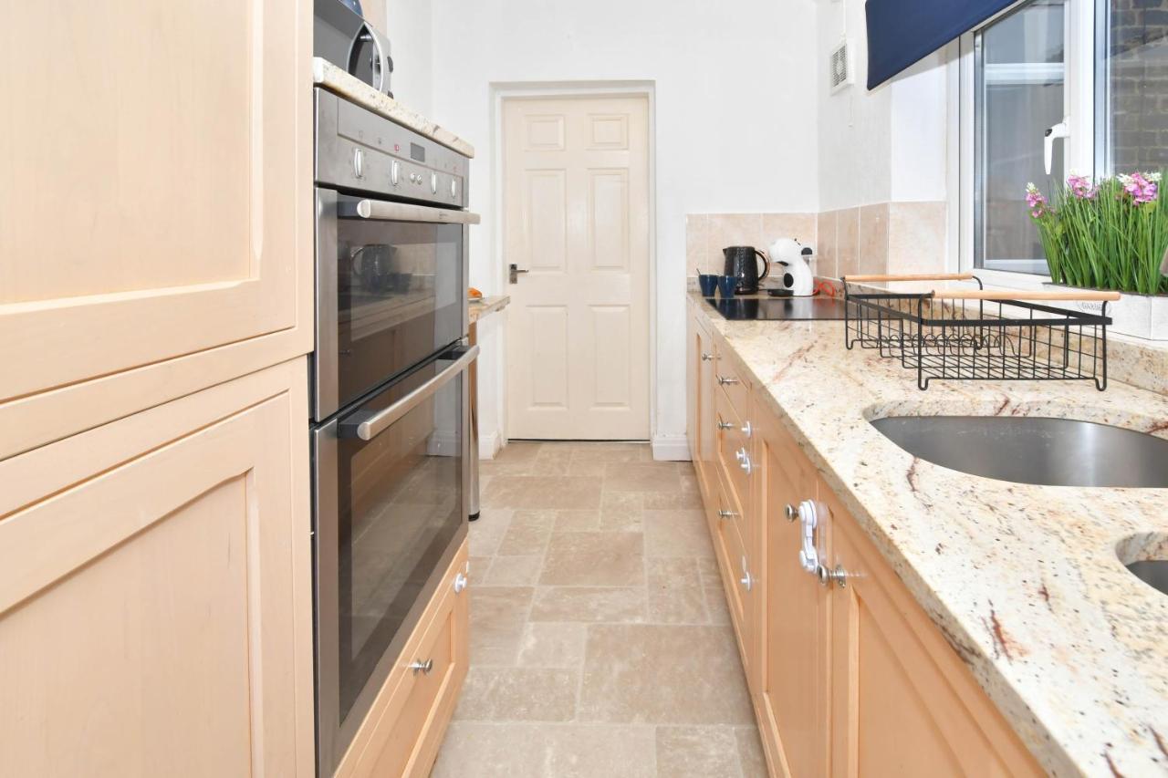 The Yellow Door By Avenew Management Serviced Accommodation Stoke-on-Trent Εξωτερικό φωτογραφία