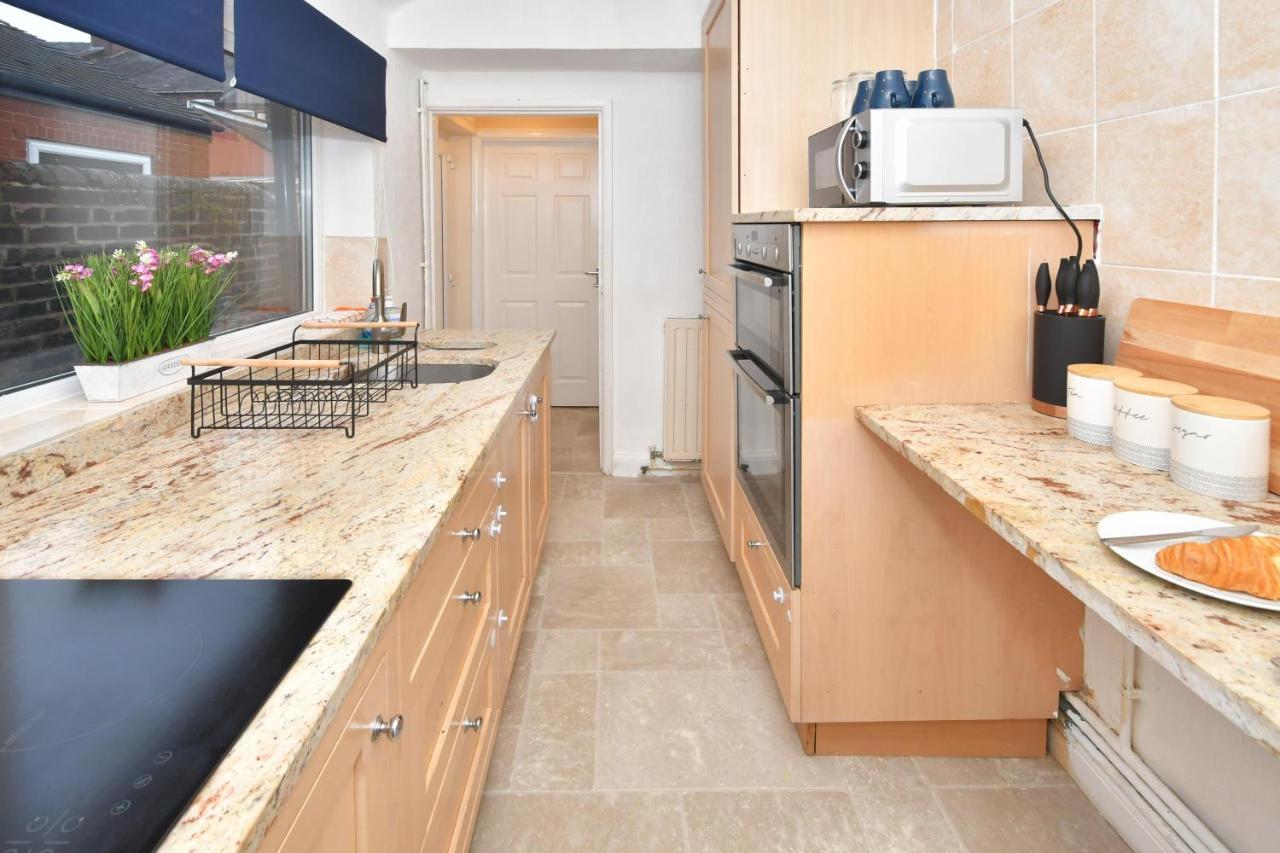The Yellow Door By Avenew Management Serviced Accommodation Stoke-on-Trent Εξωτερικό φωτογραφία