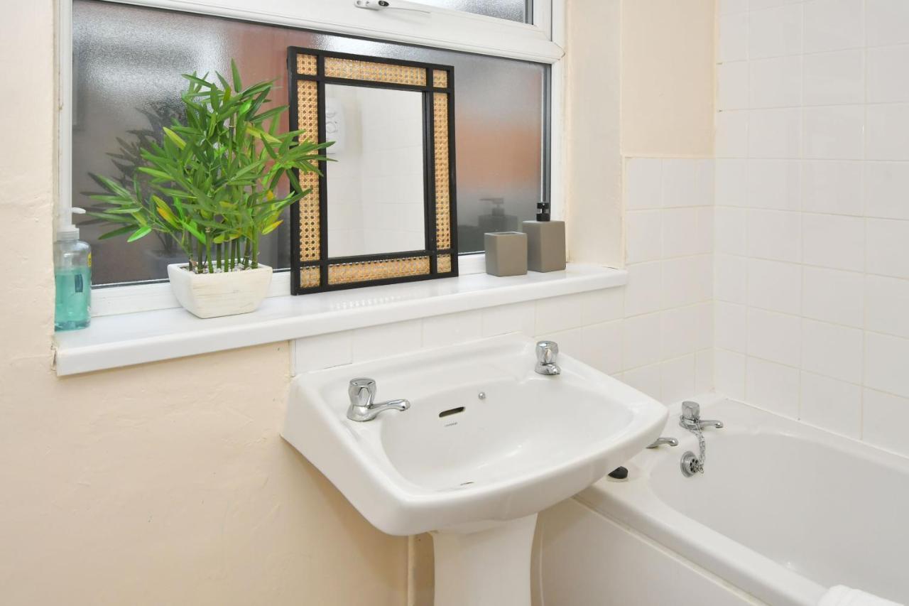 The Yellow Door By Avenew Management Serviced Accommodation Stoke-on-Trent Εξωτερικό φωτογραφία