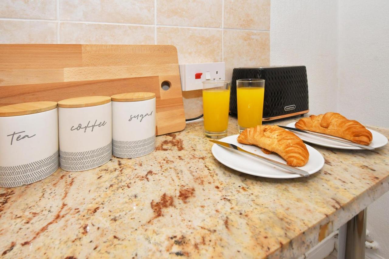 The Yellow Door By Avenew Management Serviced Accommodation Stoke-on-Trent Εξωτερικό φωτογραφία