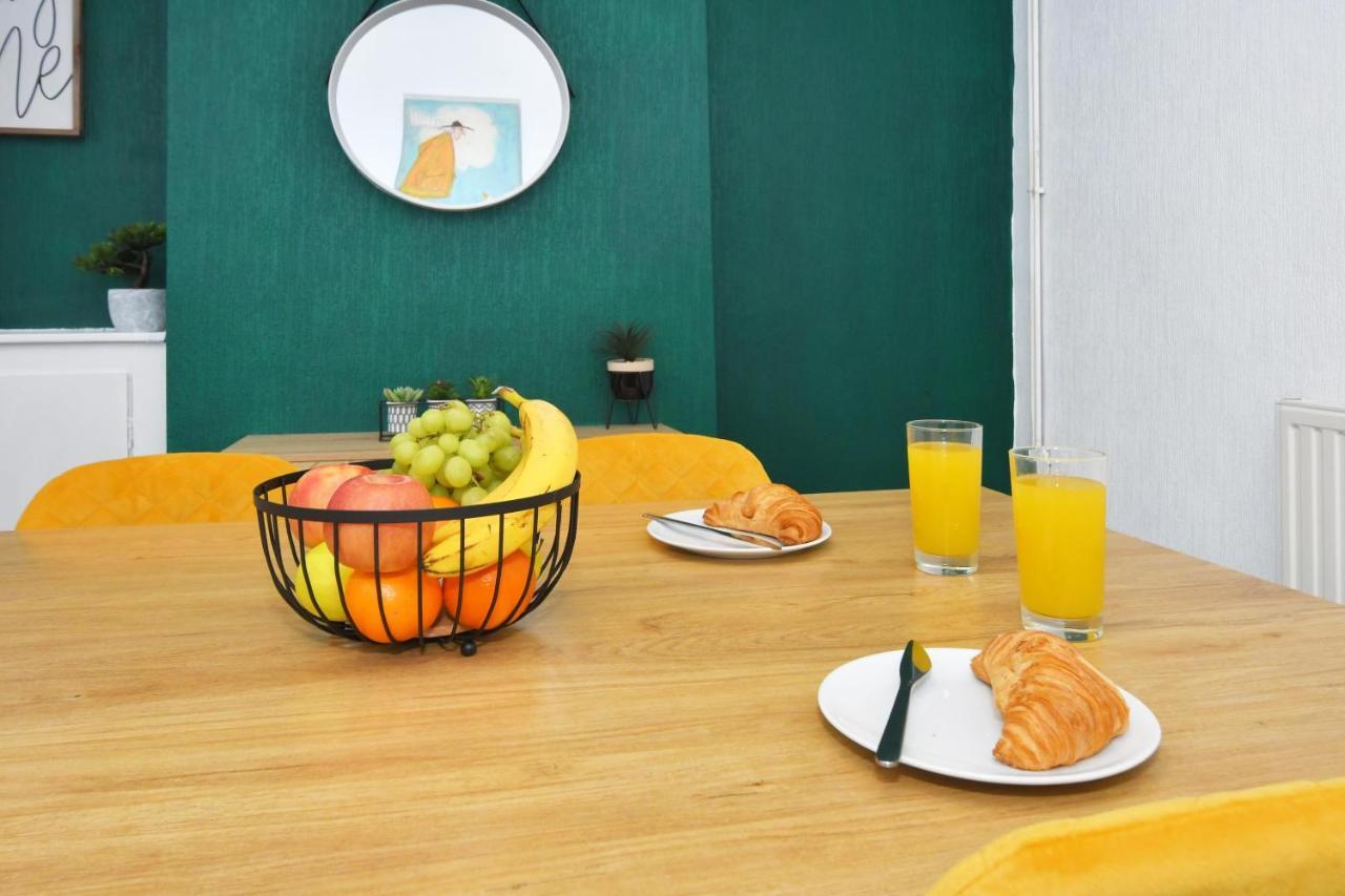 The Yellow Door By Avenew Management Serviced Accommodation Stoke-on-Trent Εξωτερικό φωτογραφία