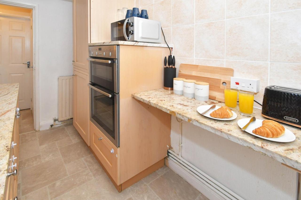 The Yellow Door By Avenew Management Serviced Accommodation Stoke-on-Trent Εξωτερικό φωτογραφία